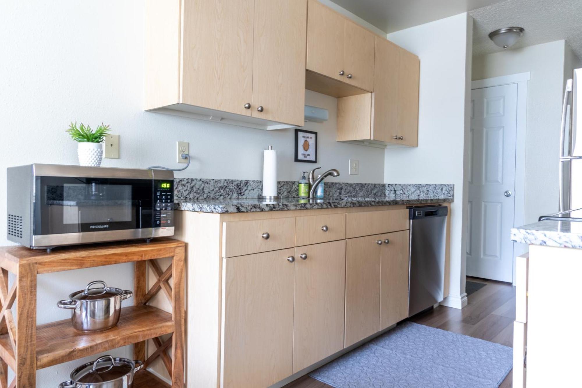 King Bed + Studio! Free Parking, Patio, Wfh Space! Seattle Kültér fotó